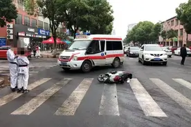 “熊孩子”过马路追逐嬉闹，被电动车撞个正着图片