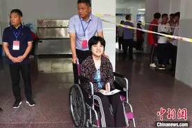 湖北一女孩因病躺床 学校专设单独考室图片