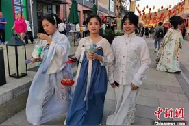 击鼓投壶 对诗吟唱：承德“鼎盛国风之夜”再掀国风热潮图片