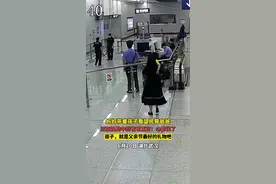 “看，爸爸在这呢！”，妈妈带孩子看望执勤中的民警爸爸图片