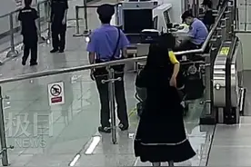 “看，爸爸在这呢！”，妈妈带孩子看望执勤中的民警爸爸图片