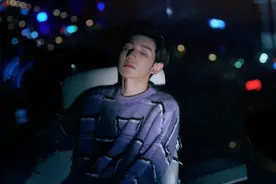 王源穿紫色拼接毛衣拍大片 清爽简约男友风满满图片