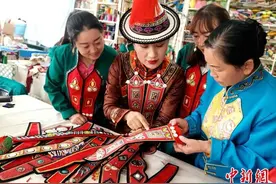 甘肃肃南：牧民到绣娘，当赶牛羊的手拿起针线图片
