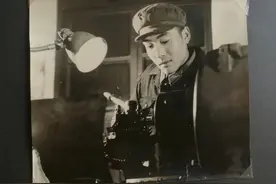 谁年轻时还不是个小哥哥？我翻出了父亲年轻时的照片图片