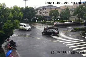 5岁萌娃雨中狂奔1.5公里，没把父亲节的礼物送到，警察却来了图片