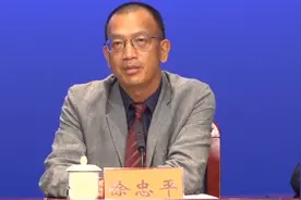 深圳公共交通实行百分百亮绿码通行，持红黄码人员不能进站视频封面