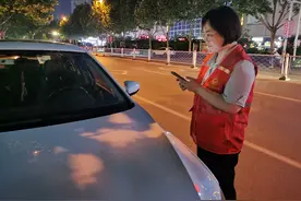吹响“集结号”，诸城限时免费停车志愿者走遍大街小巷图片