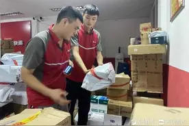 记者体验快递员的一天：一上午送上百个件，累得坐在秤上睡着图片