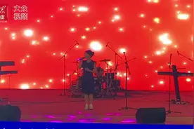 青岛夜色美！青岛小嫚王奕丁独唱《天耀中华》图片