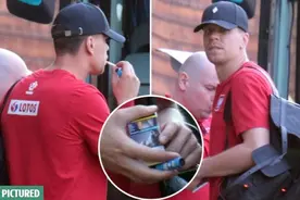 太阳报：在欧洲杯战西班牙数小时前，什琴斯尼被拍到室外抽烟图片