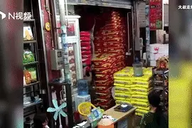 湖南“扛米爸爸”一次扛9袋米走红，打工33年养大子女，女儿一番话曾让他很难受…图片