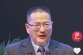 “数学帝”葛军毕业典礼上推荐微积分科普书，网友：已加购物车图片