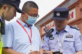 一家国际企业安保总监拜访新天地派出所所长，无意中看到了一张照片……图片