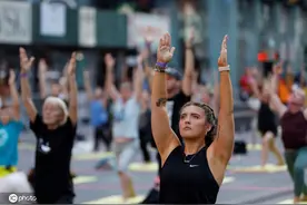 美国数千人时代广场练瑜伽 庆祝夏至到来图片