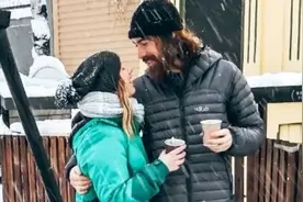 疫情下的跨国恋人们：为了能见面，美国女子和希腊男子跑到塞尔维亚结婚了图片