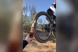 高难度动作！智利自行车手将车腾空用后轮打开啤酒瓶盖图片