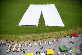 世界最大裤子亮相瑞士 长15米重达700公斤图片