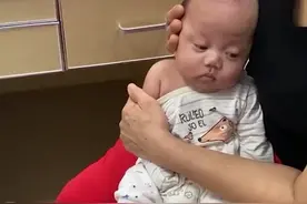 戏精上线！3个月萌娃打针秒变“表情包”，网友：小脚丫先紧张了图片