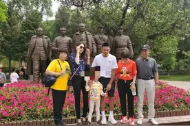 林丹一家六口被偶遇 与妻子谢杏芳带儿子一起过父亲节图片