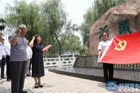 这一刻，他等了60年！八旬新党员庄严宣誓图片