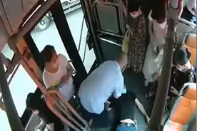 小伙公交车上晕倒 救治后公交司机掏出自己的晚饭给他补充体力图片