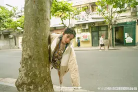 欧阳娜娜晒马戏团少女大片 戴红鼻头扮小丑鬼马精灵图片