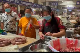 四川人夏天灌香肠也疯狂！猪肉降价，这个地方排队灌香肠，老板直呼搞不赢图片