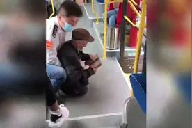 暖心！残疾老人行动不便 公交司机主动抱其上下车图片