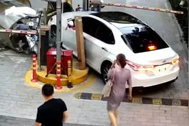 女司机倒车紧张一脚油门撞倒保安亭，一名保安皮外伤视频封面