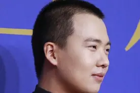 父亲节郭德纲晒照：大儿子剃头，二儿子烫头 网友：这发型看出来是于老师的徒弟了图片