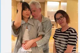 杜可风不胜酒力！演员黄璐晒出两人亲昵依偎照片图片