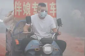 接地气！山东一婚礼中伴郎伴娘乘三轮车接亲，网友：还是个敞篷车图片