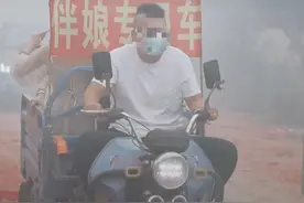 接地气！山东一婚礼中伴郎伴娘乘三轮车接亲，网友：还是个敞篷车图片
