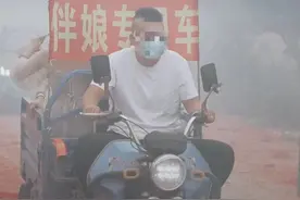 接地气！山东一婚礼中伴郎伴娘乘三轮车接亲，网友：还是个敞篷车图片