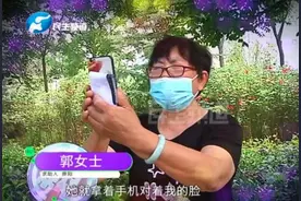 女子遛弯时被一群陌生人围观拍照图片