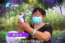女子遛弯时被一群陌生人围观拍照图片