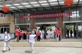 “感恩母校！”中考落幕 考生临别前向校舍和老师鞠躬作揖图片