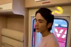 张新成发出灵魂质问：为什么一看我就笑？粉丝：我和表情包大户之间只差了一个你图片