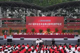 超燃！这所高校副院长驾机编队飞行为毕业生送行：飞越山海，逐梦蓝天图片