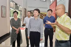 佟桂莉参观浙江省油画作品邀请展图片