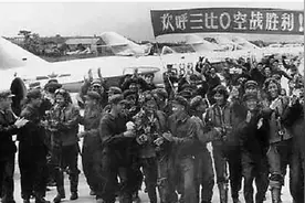 冰城将军，70岁驾战机飞出“眼镜蛇”图片
