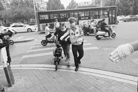多名骑车人过路口逆行被查图片