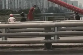 终于找到你！惊心动魄13秒，他一把拽下跳桥女……图片