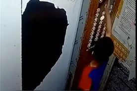 贵州一男孩在电梯里小便，致电梯故障自己被困大哭，男孩：实在憋不住了图片