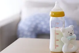 母乳喂养时，宝宝为什么会吐奶？该怎么避免呢？视频封面