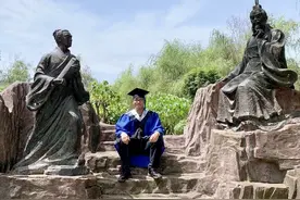 开往乌鲁木齐的列车上，成都90后中医学生跪地按穴半小时救人图片