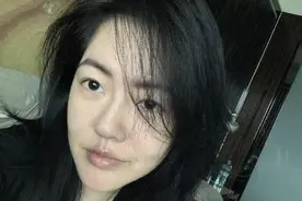 小S晒全素颜照状态似18岁少女 自侃：肚子像怀孕三个月图片