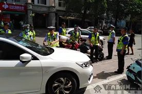 北海：联合执法清理车辆违停现象图片
