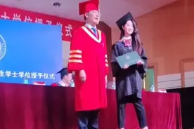 毕业典礼上教授主动挪位让情侣大学生合影 网友：有证婚人的感觉图片