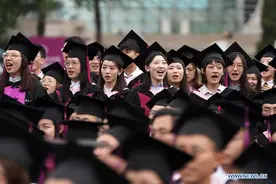 又到毕业季，"学位服、拨穗、散伙饭"英文怎么说？图片